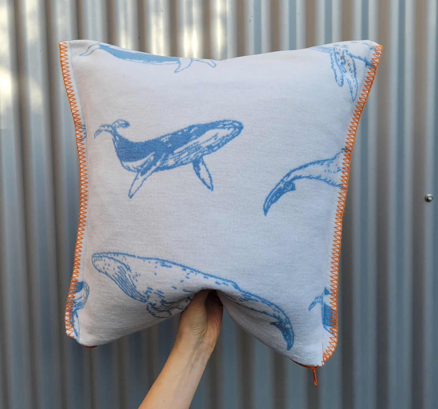 Upcycling-Kissenhülle BLAUWAL 50x50 cm