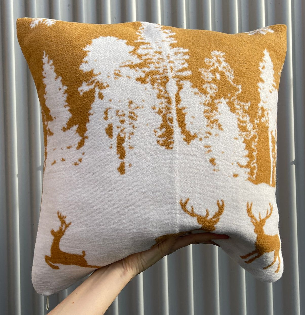 Upcycling-Kissenhülle WALD HIRSCH SCHNEEFLOCKEN 50x50 cm