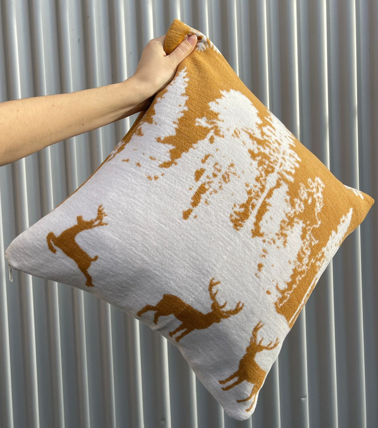 Upcycling-Kissenhülle WALD HIRSCH SCHNEEFLOCKEN 50x50 cm