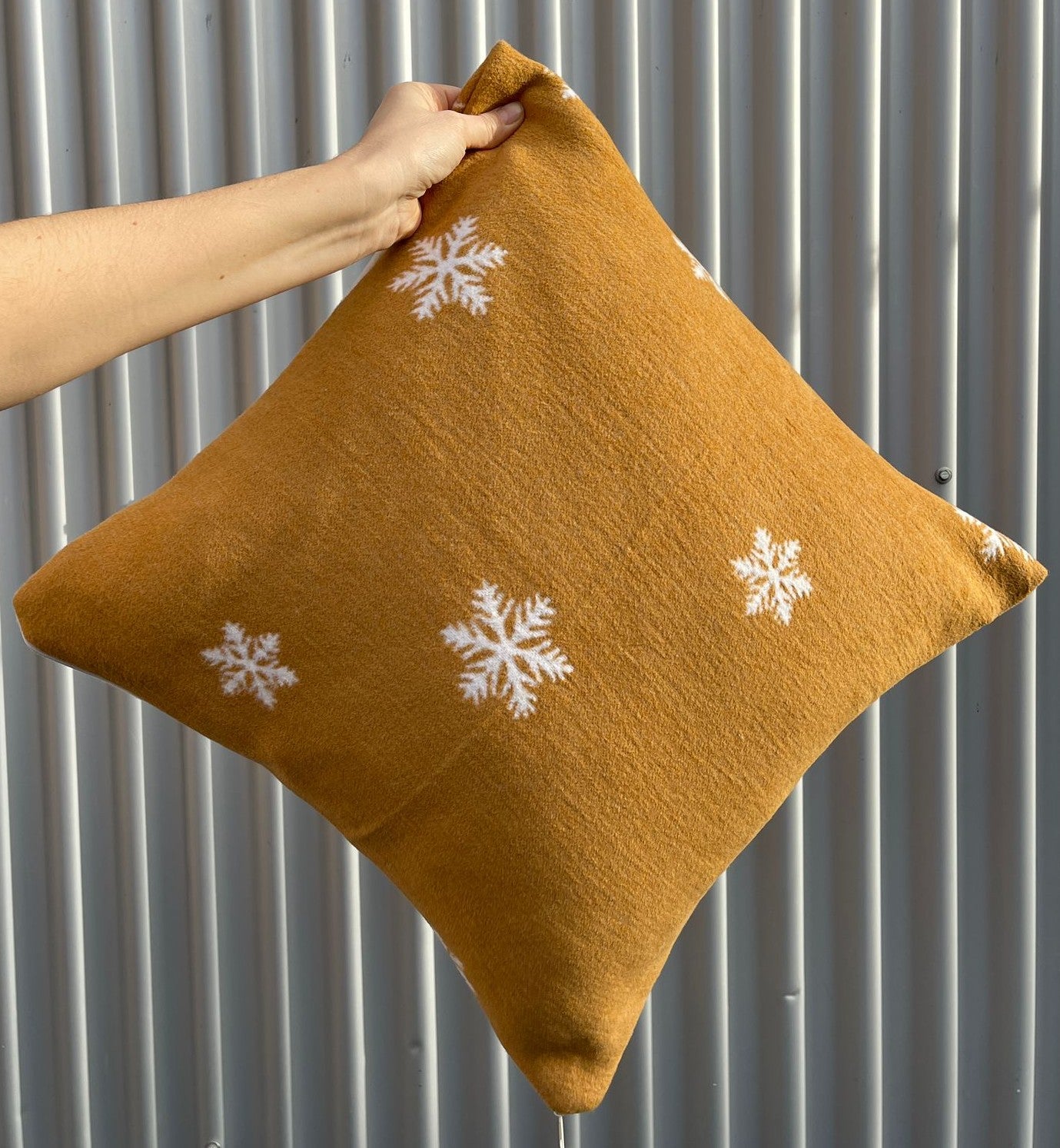 Upcycling-Kissenhülle WALD HIRSCH SCHNEEFLOCKEN 50x50 cm